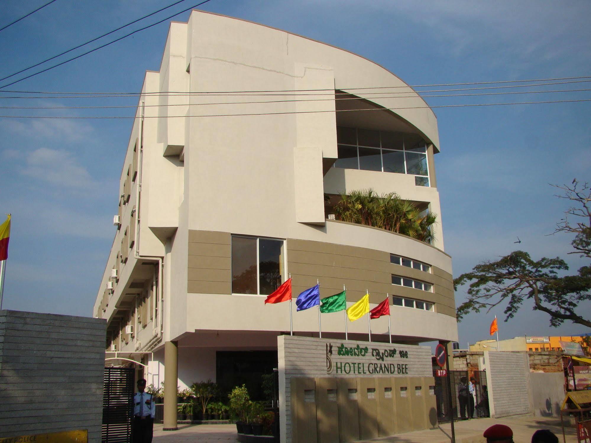 Hotel Grand Bee Bangalore Buitenkant foto